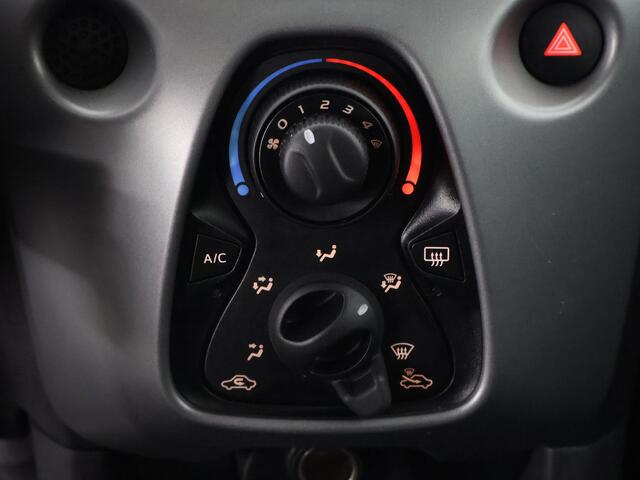 Toyota AYGO 1.0 VVT-i X-Play Bi-Tone Automaat | Apple Carplay & AndroidAUTO | Camera | 1e eigenaar | Privacy Glass |