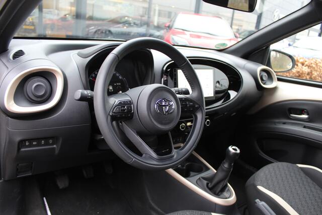 Toyota AYGO X 1.0 VVT-i MT Premium Cabrio 2e Paasdag open van 10:00 - 15:00 | Rijklaar | Stoelverwarming | Keyless | Parkeersens. v+a | Camera | Navi | Apple/Android | LED