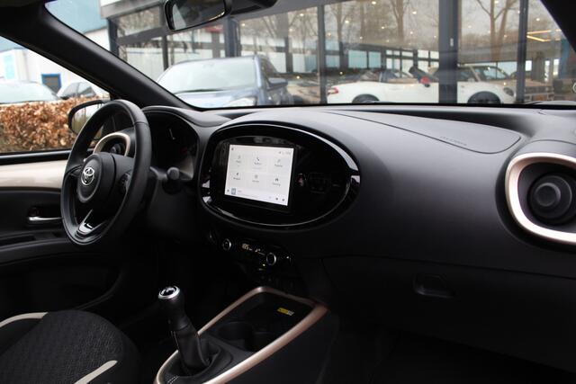 Toyota AYGO X 1.0 VVT-i MT Premium Cabrio 2e Paasdag open van 10:00 - 15:00 | Rijklaar | Stoelverwarming | Keyless | Parkeersens. v+a | Camera | Navi | Apple/Android | LED