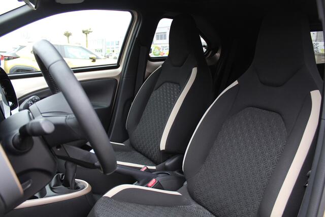 Toyota AYGO X 1.0 VVT-i MT Premium Cabrio 2e Paasdag open van 10:00 - 15:00 | Rijklaar | Stoelverwarming | Keyless | Parkeersens. v+a | Camera | Navi | Apple/Android | LED