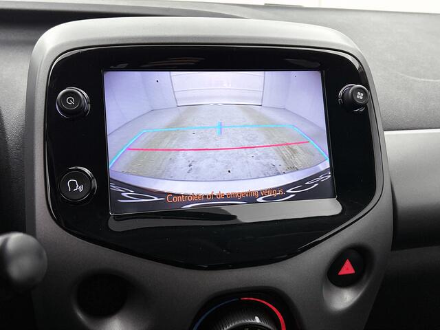 Toyota AYGO 1.0 VVT-i x-play Automaat | Premium uitvoering || Parkeersensoren voor en achter | Parkeersensoren voor en achter |