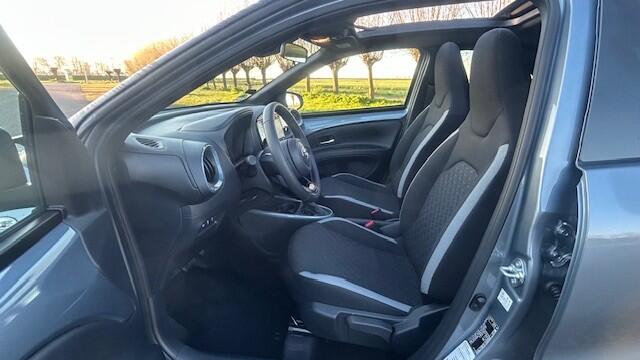 Toyota AYGO X 1.0 VVT-i S-CVT TEAM AIR AUTOMAAT 1E EIGENAAR!! CLIMATE CONTROL, APPLE CARPLAY, DAB RADIO, STOELVERWARMING, ELEC. VOUWDAK, ADAPTIVE CRUISE CONTROL, RIJBAAN ASSIST, ACHTERUITRIJCAMERA, PARKEEHULP V/A, LED LICHT, 17" L/M-VELGEN, ENZ. ENZ.