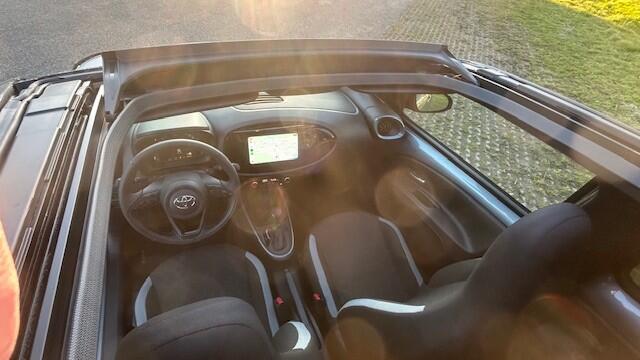 Toyota AYGO X 1.0 VVT-i S-CVT TEAM AIR AUTOMAAT 1E EIGENAAR!! CLIMATE CONTROL, APPLE CARPLAY, DAB RADIO, STOELVERWARMING, ELEC. VOUWDAK, ADAPTIVE CRUISE CONTROL, RIJBAAN ASSIST, ACHTERUITRIJCAMERA, PARKEEHULP V/A, LED LICHT, 17" L/M-VELGEN, ENZ. ENZ.