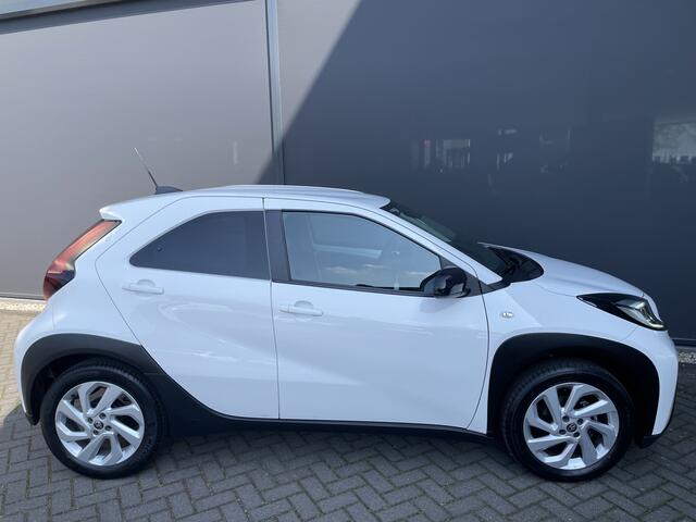Toyota AYGO X 1.0 VVT-i MT first Achteruitrijcamera - Airco - Apple carplay - Bluetooth - Cruise control - Led verlichting - Licht metalen velgen 17 inch - Radio - Mistlampen - Stuur multifunctioneel - Stuur leder - Elektrische ramen voor - Regensensor - Start/stop