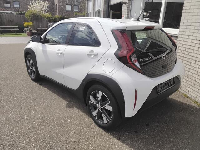Toyota AYGO X Hybrid 115 play +lichtmetalen velgen en stoelverwarming