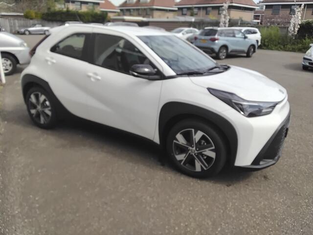 Toyota AYGO X Hybrid 115 play +lichtmetalen velgen en stoelverwarming