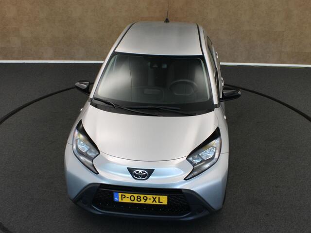 Toyota AYGO X 1.0 VVT-i MT Play - ORIGINEEL NEDERLANDSE AUTO - TREKHAAK ( UITSLUITEND VOOR FIETSEN TE VERVOEREN ) APPLE CARPLAY/ ANDROID AUTO - AIRCO - ADAPTIEVE CRUISE CONTROL - GOODYEAR 4 SEIZOENEN BANDEN - CAMERA - LICHTSENSOR