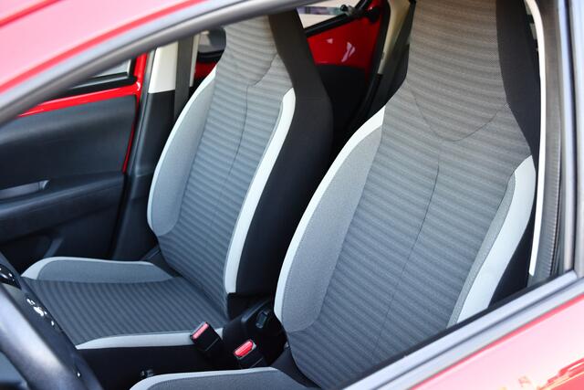 Toyota AYGO 1.0 VVT-i x-joy 5-deurs 72pk | Signaalkleur rood | Lichtmetalen velgen 15 | Achteruitrijcamera