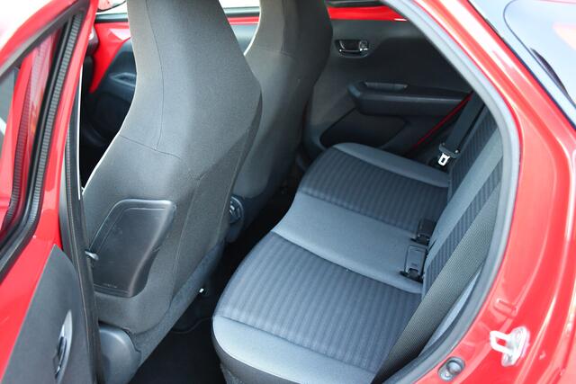 Toyota AYGO 1.0 VVT-i x-joy 5-deurs 72pk | Signaalkleur rood | Lichtmetalen velgen 15 | Achteruitrijcamera