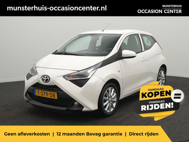 Toyota AYGO 1.0 VVT-i X-Play - RIJKLAARPRIJS - All Seasonbanden - Achteruitrijcamera - Apple Carplay - Android Auto - Lichtmetalen velgen