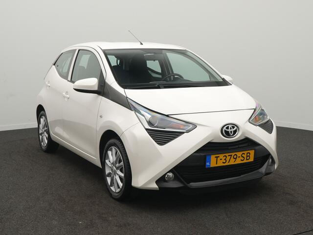 Toyota AYGO 1.0 VVT-i X-Play - RIJKLAARPRIJS - All Seasonbanden - Achteruitrijcamera - Apple Carplay - Android Auto - Lichtmetalen velgen