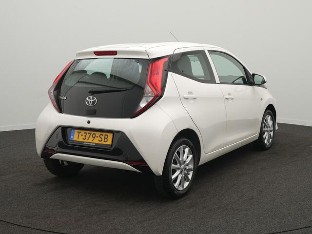 Toyota AYGO 1.0 VVT-i X-Play - RIJKLAARPRIJS - All Seasonbanden - Achteruitrijcamera - Apple Carplay - Android Auto - Lichtmetalen velgen