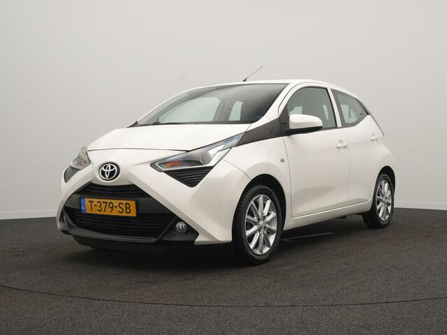 Toyota AYGO 1.0 VVT-i X-Play - RIJKLAARPRIJS - All Seasonbanden - Achteruitrijcamera - Apple Carplay - Android Auto - Lichtmetalen velgen