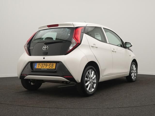 Toyota AYGO 1.0 VVT-i X-Play - RIJKLAARPRIJS - All Seasonbanden - Achteruitrijcamera - Apple Carplay - Android Auto - Lichtmetalen velgen