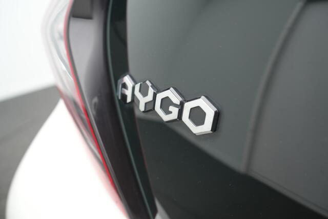 Toyota AYGO 1.0 VVT-i X-Play - RIJKLAARPRIJS - All Seasonbanden - Achteruitrijcamera - Apple Carplay - Android Auto - Lichtmetalen velgen
