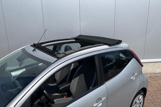 Toyota AYGO 1.0 VVT-i x-play | Cabrio | Camera | Airco | Navigatie