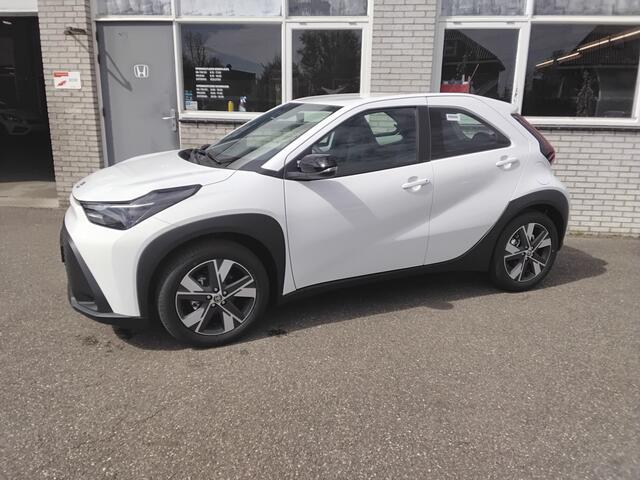 Toyota AYGO X Hybrid 115 play