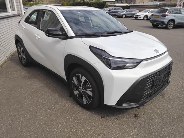 Toyota AYGO X Hybrid 115 play