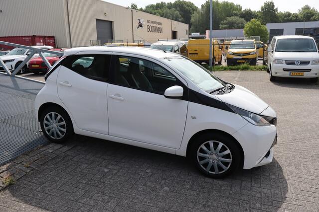 Toyota AYGO 1.0 VVT-i x-play Dealeronderhouden! Achteruitrijcamera/Airco/Bluetooth/Nederlandse auto! 2E PINKSTERDAG GEOPEND VAN 12:00 TOT 17:00 (ROTTERDAM&HELLEVOETSLUIS)