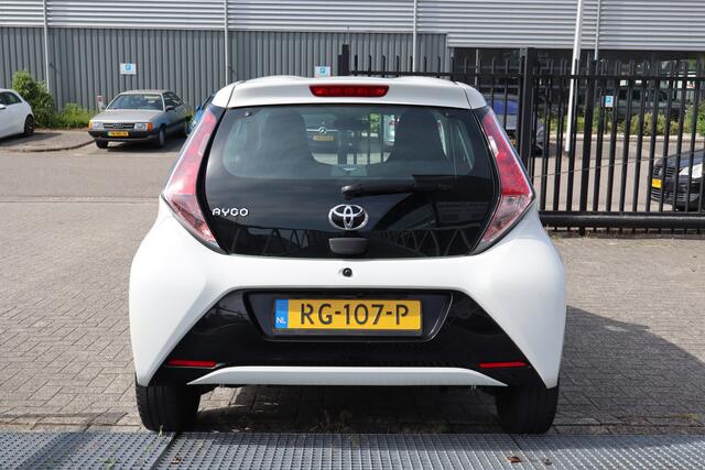 Toyota AYGO 1.0 VVT-i x-play Dealeronderhouden! Achteruitrijcamera/Airco/Bluetooth/Nederlandse auto! 2E PINKSTERDAG GEOPEND VAN 12:00 TOT 17:00 (ROTTERDAM&HELLEVOETSLUIS)
