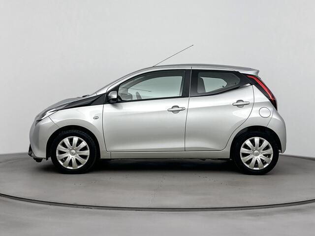 Toyota AYGO 1.0 VVT-i x-play | Navigatie | Apple Carplay - Android Auto | Parkeercamera | Onderweg-naar-dealer
