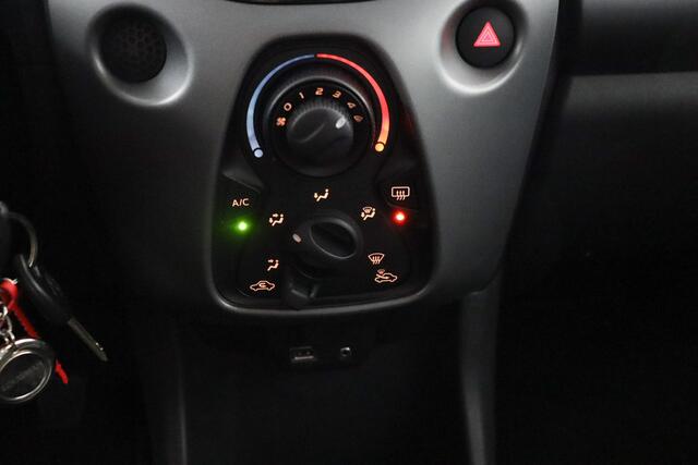 Toyota AYGO 1.0 VVT-i x-play | Apple Carplay/Android Auto | Airco | Parkeercamera |