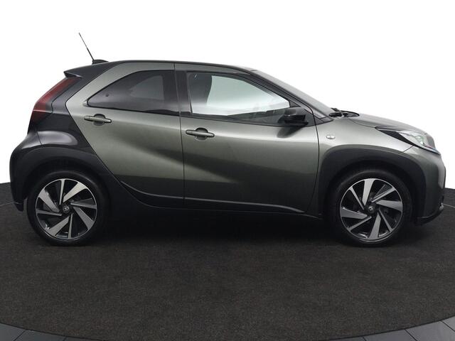 Toyota AYGO X 1.0 VVT-i MT Envy | Cardamon Green metallic / zwart dak | navigatiesysteem full map | JBL-audio installatie premium |