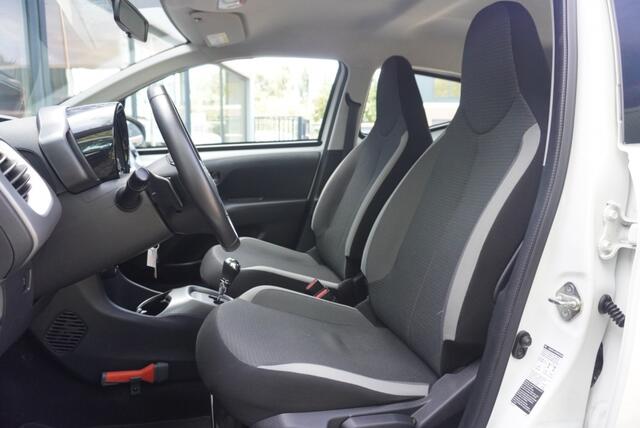 Toyota AYGO 1.0 VVT-i x-play Automaat | CarPlay | Camera | NAP | Airco
