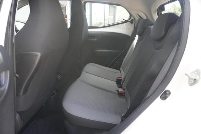Toyota AYGO 1.0 VVT-i x-play Automaat | CarPlay | Camera | NAP | Airco