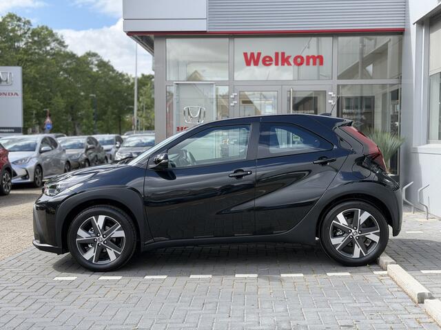 Toyota AYGO X Hybrid 115 Play + Go Pack Lichtmetalen velgen, Voorstoelen verwarmd, Cruise control, Climate control, Achteruitrijcamera