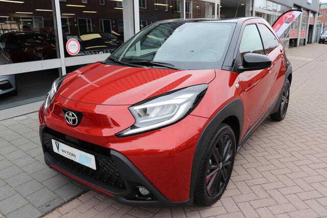 Toyota AYGO X 1.0 VVT-i S-CVT Premium Automaat. Nieuwstaat! Navigatie, two-tone premium kleur.