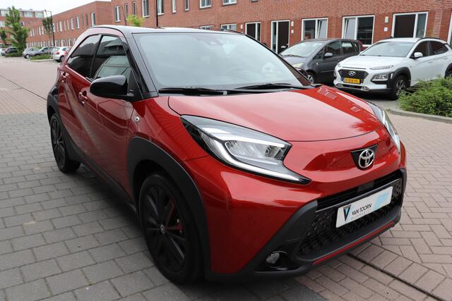 Toyota AYGO X 1.0 VVT-i S-CVT Premium Automaat. Nieuwstaat! Navigatie, two-tone premium kleur.