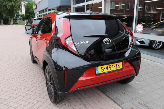 Toyota AYGO X 1.0 VVT-i S-CVT Premium Automaat. Nieuwstaat! Navigatie, two-tone premium kleur.