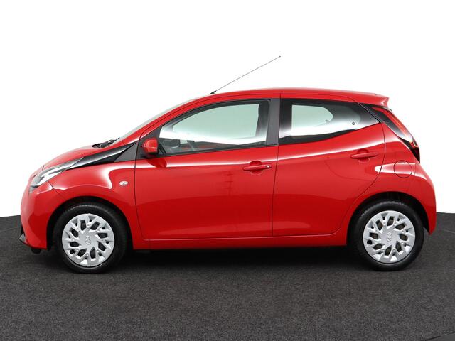 Toyota AYGO 1.0 VVT-i x-play limited | Airco | Achteruitrijcamera | Bluetooth telefonie en muziek streaming |