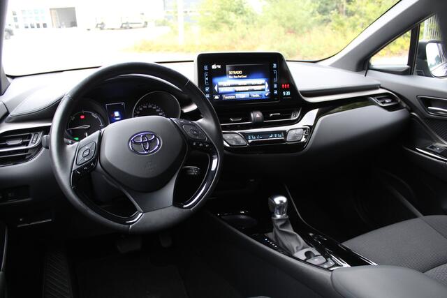 Toyota C-HR 1.8 Hybrid Dynamic | Rijklaar | Trekhaak | Keyless | Stoelverw. | Camera | Navi | All-season | Dealer onderhouden