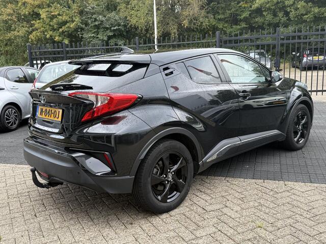 Toyota C-HR 1.8 Hybrid Dynamic Navi. GARANTIE TOT 08-2028! . AFNEEMBARE TREKHAAK. ADAPTIEVE CRUISE CONTROL. PARKEERSENSOREN VOOR & ACHTER.