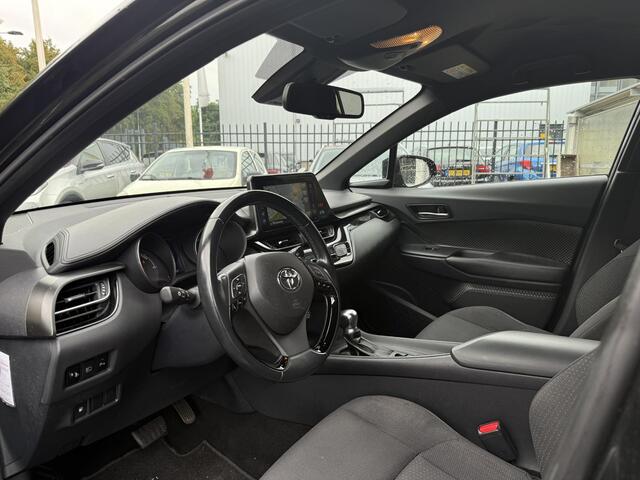 Toyota C-HR 1.8 Hybrid Dynamic Navi. GARANTIE TOT 08-2028! . AFNEEMBARE TREKHAAK. ADAPTIEVE CRUISE CONTROL. PARKEERSENSOREN VOOR & ACHTER.