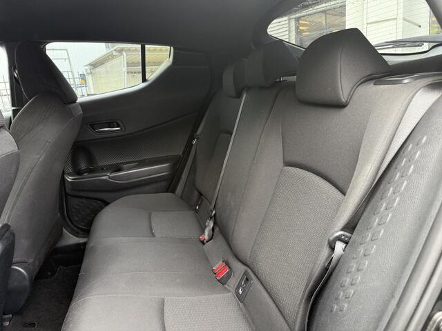 Toyota C-HR 1.8 Hybrid Dynamic Navi. GARANTIE TOT 08-2028! . AFNEEMBARE TREKHAAK. ADAPTIEVE CRUISE CONTROL. PARKEERSENSOREN VOOR & ACHTER.