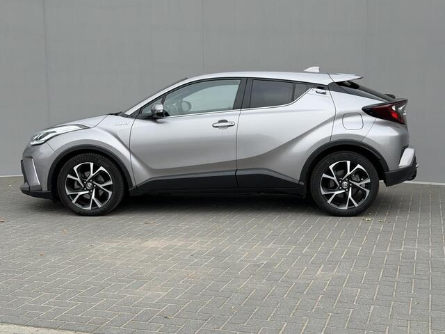 Toyota C-HR 1.8 Hybrid First Edition / Afneembare Trekhaak (Trekgewicht 725kg) / Achteruitrijcamera / Stuur- en Stoelverwarming / Voorruit Verwarming / Navigatie via Apple Carplay & Android Auto / Cruise- en Climate Control / Keyless Entry & Start /