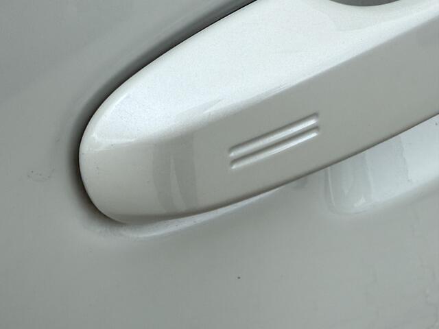 Toyota C-HR 1.8 Hybrid Bi-Tone | Trekhaak | Dodehoek ass. | Stoel & Stuurver