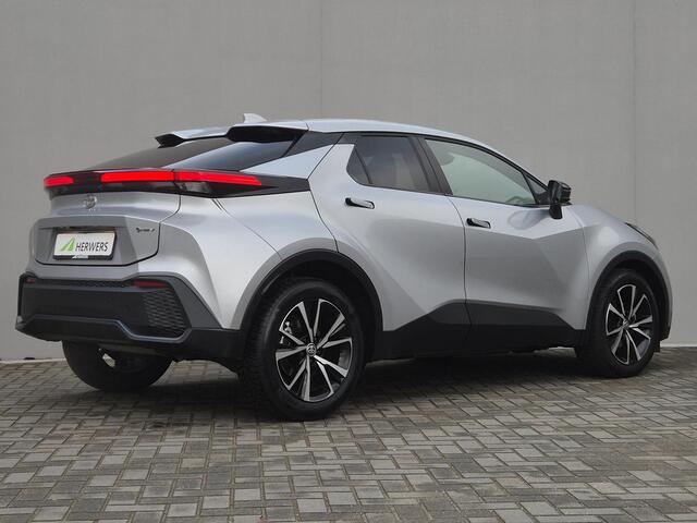 Toyota C-HR 1.8 Hybrid 140 Dynamic Automaat / Nieuw Model / Allseason banden / Stuur-, Stoel en Voorruitverwarming / Achteruitrijcamera / Elektrische achterklep / Keyless Entry/Start / Adaptief CC / Apple Carplay Android Auto / Climate control /