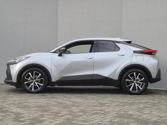 Toyota C-HR 1.8 Hybrid 140 Dynamic Automaat / Nieuw Model / Allseason banden / Stuur-, Stoel en Voorruitverwarming / Achteruitrijcamera / Elektrische achterklep / Keyless Entry/Start / Adaptief CC / Apple Carplay Android Auto / Climate control /
