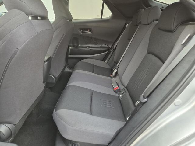 Toyota C-HR 1.8 Hybrid 140 Dynamic Automaat / Nieuw Model / Allseason banden / Stuur-, Stoel en Voorruitverwarming / Achteruitrijcamera / Elektrische achterklep / Keyless Entry/Start / Adaptief CC / Apple Carplay Android Auto / Climate control /