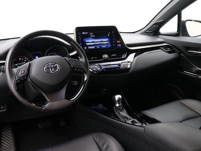 Toyota C-HR 1.8 Hybrid Style Automaat / Dealeronderhouden / 1ste eigenaar / Afneembare Trekhaak / Stoel en Stuurverwarming / Cruise Control / Achteruitrijcamera / Lederen bekleding /