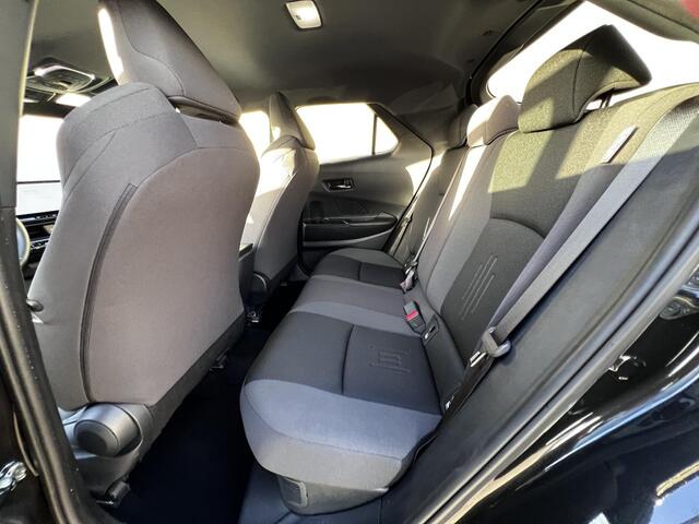 Toyota C-HR 1.8 Hybrid 140 Dynamic Automaat / Fabrieksgarantie tot 10 jaar mogelijk * / Stuur-, stoel- en voorruitverwarming / Navigatie / Camera / Climate Control / Apple Carplay Android / 18" LM wielen /