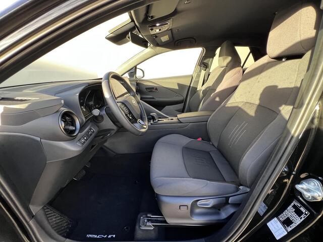 Toyota C-HR 1.8 Hybrid 140 Dynamic Automaat / Fabrieksgarantie tot 10 jaar mogelijk * / Stuur-, stoel- en voorruitverwarming / Navigatie / Camera / Climate Control / Apple Carplay/Android auto / 18" LM wielen /