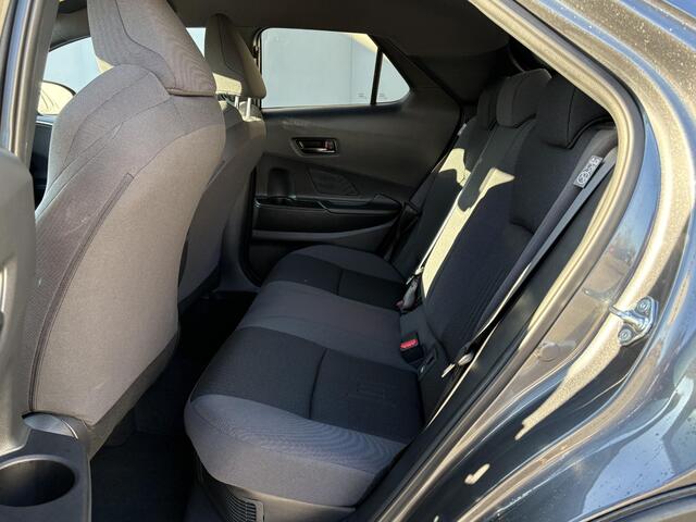 Toyota C-HR 1.8 Hybrid 140 Dynamic Automaat / Fabrieksgarantie tot 10 jaar mogelijk / Stuur-, stoel- en voorruitverwarming / Navigatie / Camera / Climate Control / Apple Carplay/Android auto / 18" LM wielen /