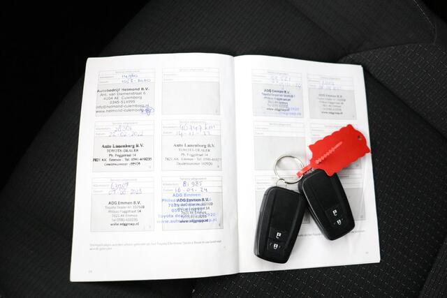 Toyota C-HR 1.8 Hybrid Bi-Tone | Stoel/Stuurverwarming | Dodehoek Detectie | Parkeersensoren | Navigatie |