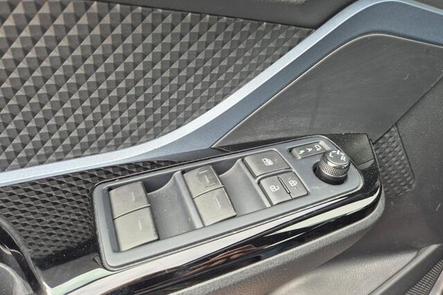 Toyota C-HR 1.8 Hybrid Dynamic Adaptieve cruise control, achteruitrij camera, keyless, navigatie Apple Carplay/Android Auto, parkeersensoren, automaat!