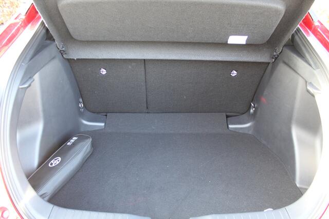 Toyota C-HR 1.8 Hybrid 140 First Edition Bi-Tone | Rijklaar | Apple/Android | Navi | Stoel-/Stuurverwarming | Dodehoekdetectie | Camera | Keyless | LED